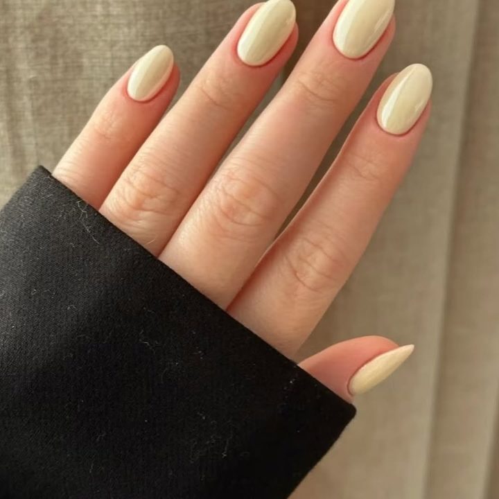 Uñas ovaladas en amarillo manteca
