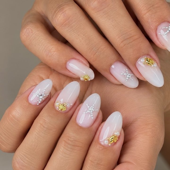 Uñas blancas con detalles dorados