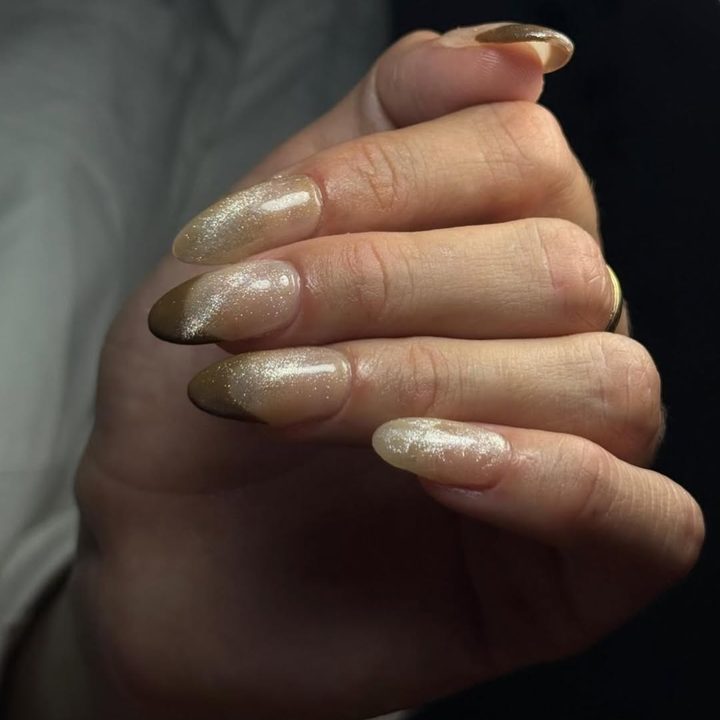Uñas largas con efecto dorado