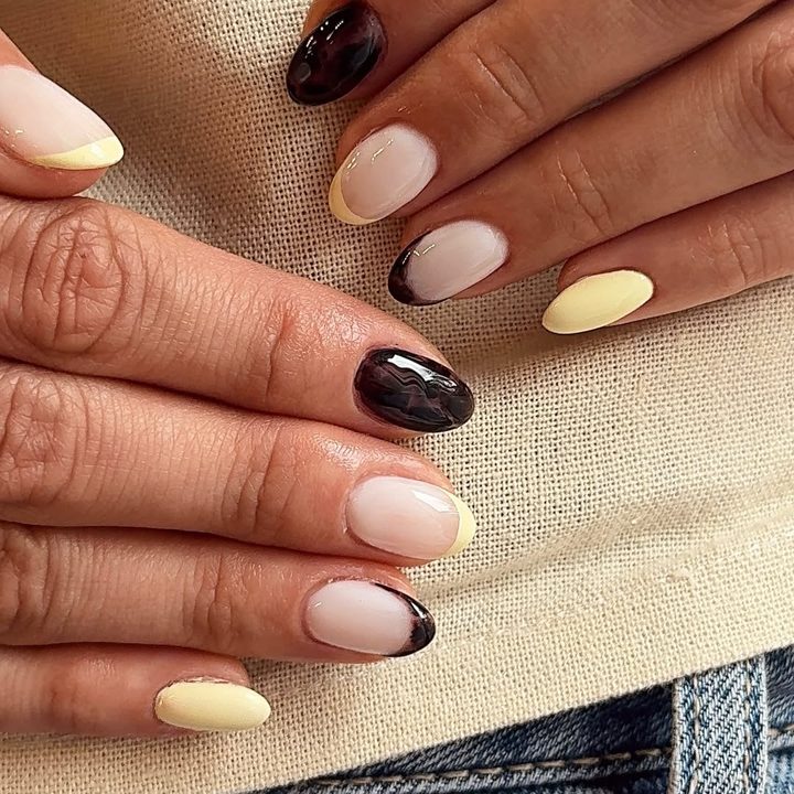 Diseños combinados en nude, marrón y amarillo