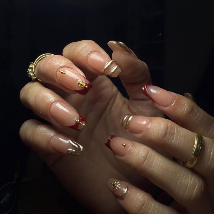 Uñas con apliques dorados